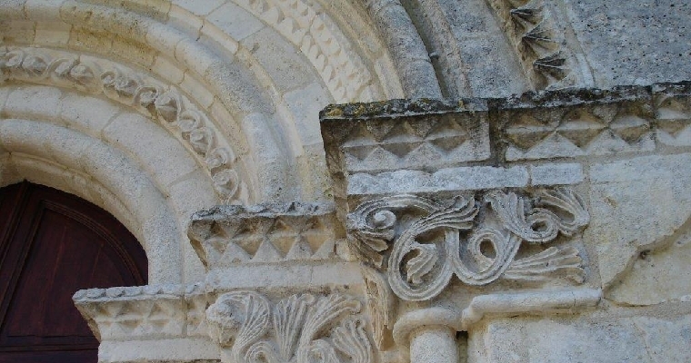 La frise droite du linteau de l'église